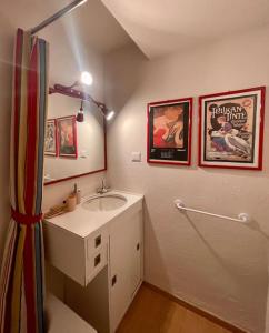 La salle de bains est pourvue d'un lavabo et d'un miroir. dans l'établissement Miti's House, à Sestrières