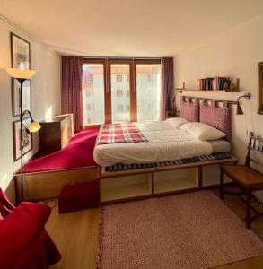 - une chambre avec un grand lit et une fenêtre dans l'établissement Miti's House, à Sestrières