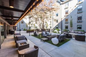 un patio avec des canapés et des chaises dans un bâtiment dans l'établissement The Darwin Hotel, à Atlanta