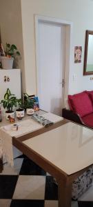 uma mesa num quarto com uma secretária com plantas em Hostel Beto Carrero em Itajaí