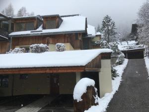 dom ze śniegiem na dachu w obiekcie Ferienappartment in St Oswald - Bad Kleinkirchheim Nähe der Skipiste w mieście Obertschern