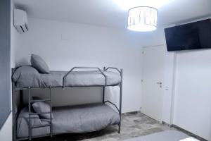 デルテブレにあるRiver Dreamsの二段ベッド2台と照明が備わる客室です。