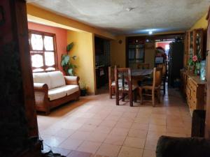 - un salon avec un canapé, une table et des chaises dans l'établissement pension de fer, à San Luis Potosí