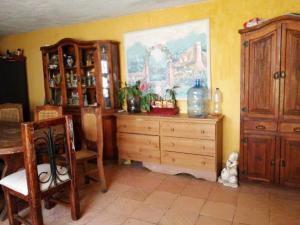 pension de fer في سان لويس بوتوسي: غرفة طعام مع طاولة وخزانة خشبية