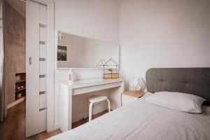 una piccola camera con letto e scrivania di Ottimo Apartamenty Floriana a Bydgoszcz