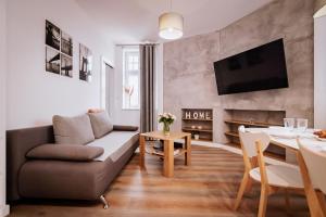 salon z kanapą i stołem w obiekcie Ottimo Apartamenty Floriana w Bydgoszczy