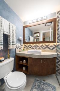y baño con aseo, lavabo y espejo. en Duplex Charmoso Novo Praca Benedito Calixto, en São Paulo