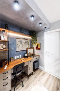 una oficina con un escritorio con una silla y una puerta en Duplex Charmoso Novo Praca Benedito Calixto, en São Paulo