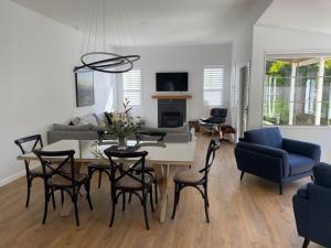 un salon avec une table et des chaises de salle à manger dans l'établissement Gold Rush Cottage - Arrowtown Holiday Home, à Arrowtown 8 autres photos