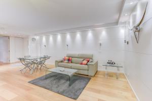 a living room with a couch and a table at Appartement Standing à Toulouse en centre ville in Toulouse