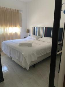 um quarto com uma cama grande num quarto em FRIDA'S Home Sol A em Puerto Morelos