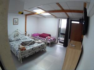 una habitación con dos camas en una habitación en Central private flat by old town, shops, restaurants, en Bari