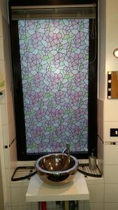 ventana de cristal con lavabo en el baño en Central private flat by old town, shops, restaurants, en Bari 8 fotos más