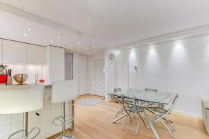 een keuken en eetkamer met een glazen tafel bij Appartement Standing à Toulouse en centre ville in Toulouse