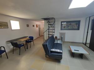 una sala de estar con un sofá y una mesa en Central private flat by old town, shops, restaurants, en Bari