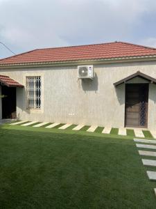 a house with a green lawn in front of it at شاليهات لافندر الباحه بلجرشي in Baljurashi