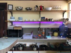 cocina con fregadero y encimera en Penthouse w/rooftop terrace - volcano view, en Baños