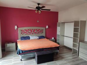 a bedroom with a bed and a ceiling fan at Cómoda casa de descanso in Santa Cruz Xoxocotlán
