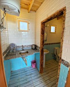 uma casa de banho com um lavatório e um WC em Dream house em Dahab