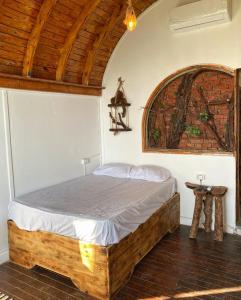 um quarto com uma cama de madeira e um tecto de madeira em Dream house em Dahab