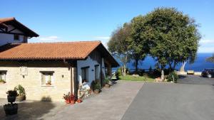 een huis met een oprit naast een gebouw bij Harrigain in San Sebastian