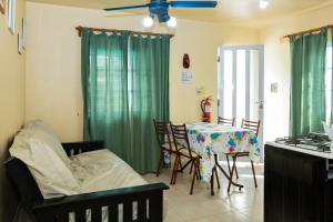 a room with a table and chairs and a dining room at Lo de Hilda in Villa Elisa