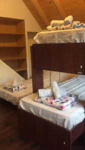 a room with two bunk beds with towels at La Joaquina, Casa de montaña. in El Chalten