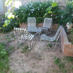 dos sillas y una mesa en un patio en ARTE Y VINO en Maipú