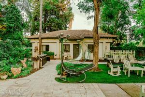 ein Haus mit einem Spielplatz im Hof in der Unterkunft Nuriel Fruit & Guest House in Sheʼar Yashuv