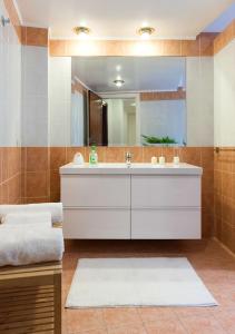 ローマにあるResidenza dei Ponteficiのバスルーム(白い洗面台、鏡付)