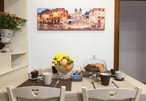 ローマにあるResidenza dei Ponteficiの市街の写真を飾ったダイニングテーブル