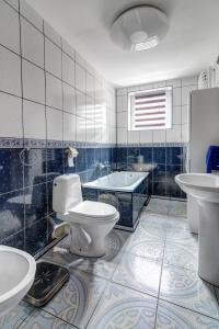 uma casa de banho com um WC, uma banheira e um lavatório. em Rentimi - Willa Bella Kościelna 28 em Muszyna