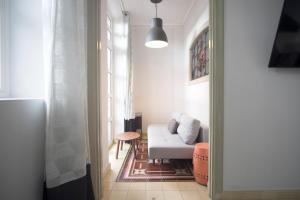 - un salon avec un canapé blanc et une table dans l'établissement AmazINN Places Rooftop and Jacuzzi IV, à Panama City