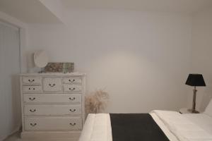 奧克蘭的住宿－TreeTops，一间卧室配有梳妆台和一张带镜子的床