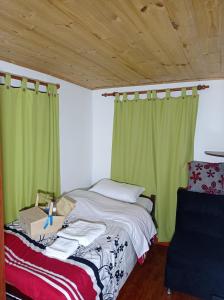 チアにあるHABITACION CON BAÑO PRIVADOの緑のカーテンが備わるドミトリールームのベッド1台分です。
