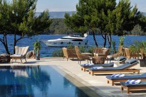 المسبح في Waterfront Villa Antica, Cheerful 8 bedrooms with pool-Luxury is personal أو بالجوار