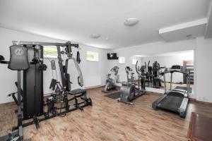 Posilňovňa alebo fitness centrum v ubytovaní Hotel Maraton