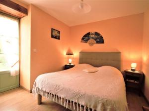 ein Schlafzimmer mit einem Bett mit orangefarbenen Wänden und einem Fenster in der Unterkunft Cosy holiday home with swimming pool in Lavercantière