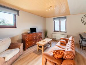 O zonă de relaxare la Cozy holiday home for 6 people in Léglise in the Ardennes