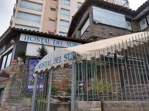 un letrero hostel del sub frente a un edificio en Hostal del Sur en Mar del Plata