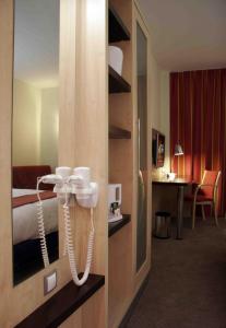 Pokój hotelowy z telefonem wiszącym na ścianie w obiekcie Holiday Inn Express Alcobendas by IHG w mieście Alcobendas +37 zdjęć