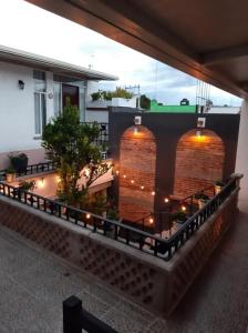 - un bâtiment avec un balcon éclairé dans l'établissement Los Abuelos Hostal Huajuapan, à Huajuapan de León