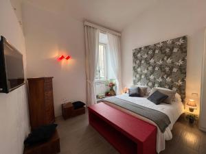 ein Schlafzimmer mit einem großen Bett und einem großen Fenster in der Unterkunft La tua casa nel centro di Roma in Rom