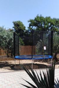 Tenis alebo squash v ubytovaní Apartments with a parking space Kastel Gomilica, Kastela - 20245 alebo jeho okolí