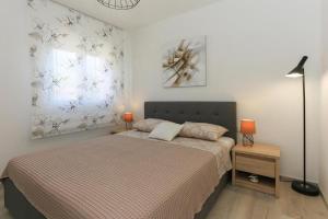 Posteľ alebo postele v izbe v ubytovaní Apartments with a parking space Kastel Gomilica, Kastela - 20245