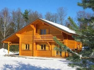 a log cabin with a balcony in the snow at Gîte Saint-Nabord, 4 pièces, 6 personnes - FR-1-589-185 in Saint-Nabord