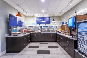a fast food restaurant with a counter with food at Holiday Inn Express Annapolis East-Kent Island, an IHG Hotel in Grasonville