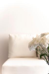 a vase filled with white flowers sitting next to a window at Moderno Monoambiente en Area Palermo A Estrenar Con Balcón y Vista Abierta in Buenos Aires