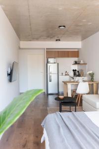 cocina y sala de estar con nevera. en Palermo area, modern studio, digital nomads heaven en Buenos Aires