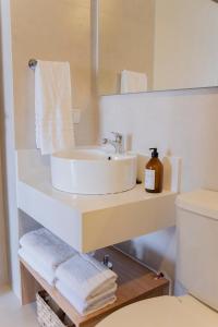 a bathroom with a sink and a mirror at Moderno Monoambiente en Area Palermo A Estrenar Con Balcón y Vista Abierta in Buenos Aires